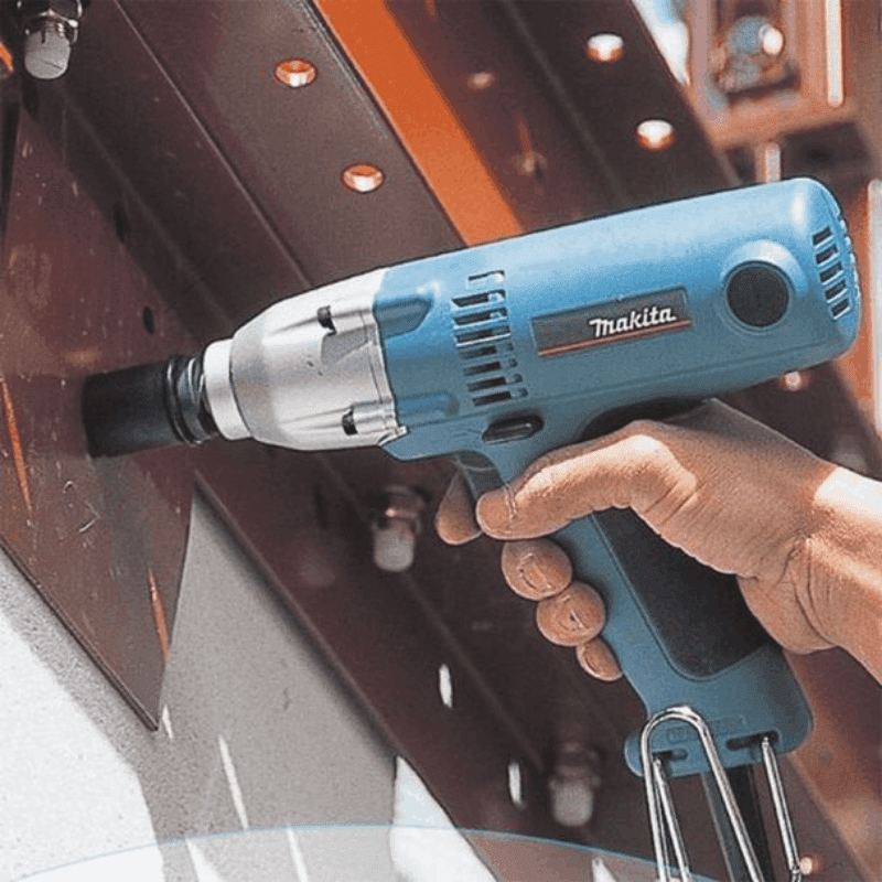 Masina de insurubat cu impact Makita 6953 Masina de insurubat cu impact Makita 6953