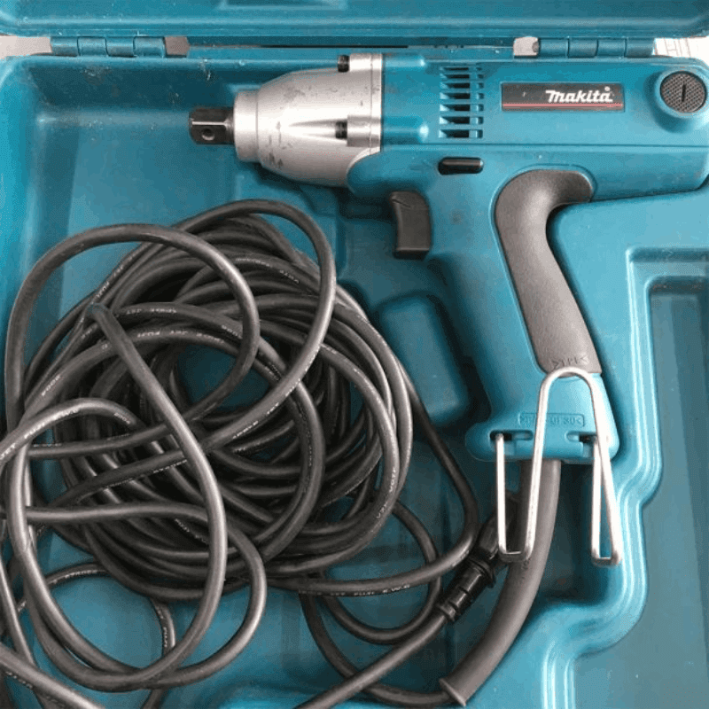 Masina de insurubat cu impact Makita 6953 Masina de insurubat cu impact Makita 6953