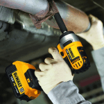 Mașină de înșurubat cu impact cu 2 acumulatori DeWalt DCF880M2