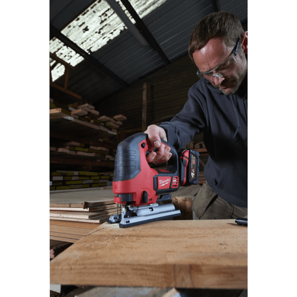 Fierastrau pendular cu 2 acumulatori Milwuakee M18 BJS-402C Fierastrau pendular cu 2 acumulatori Milwuakee M18 BJS-402C