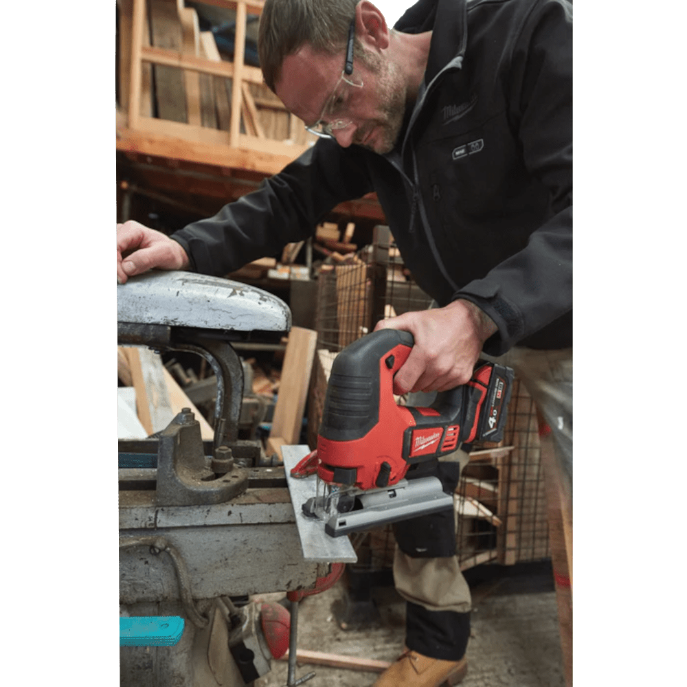 Fierastrau pendular cu 2 acumulatori Milwuakee M18 BJS-402C Fierastrau pendular cu 2 acumulatori Milwuakee M18 BJS-402C