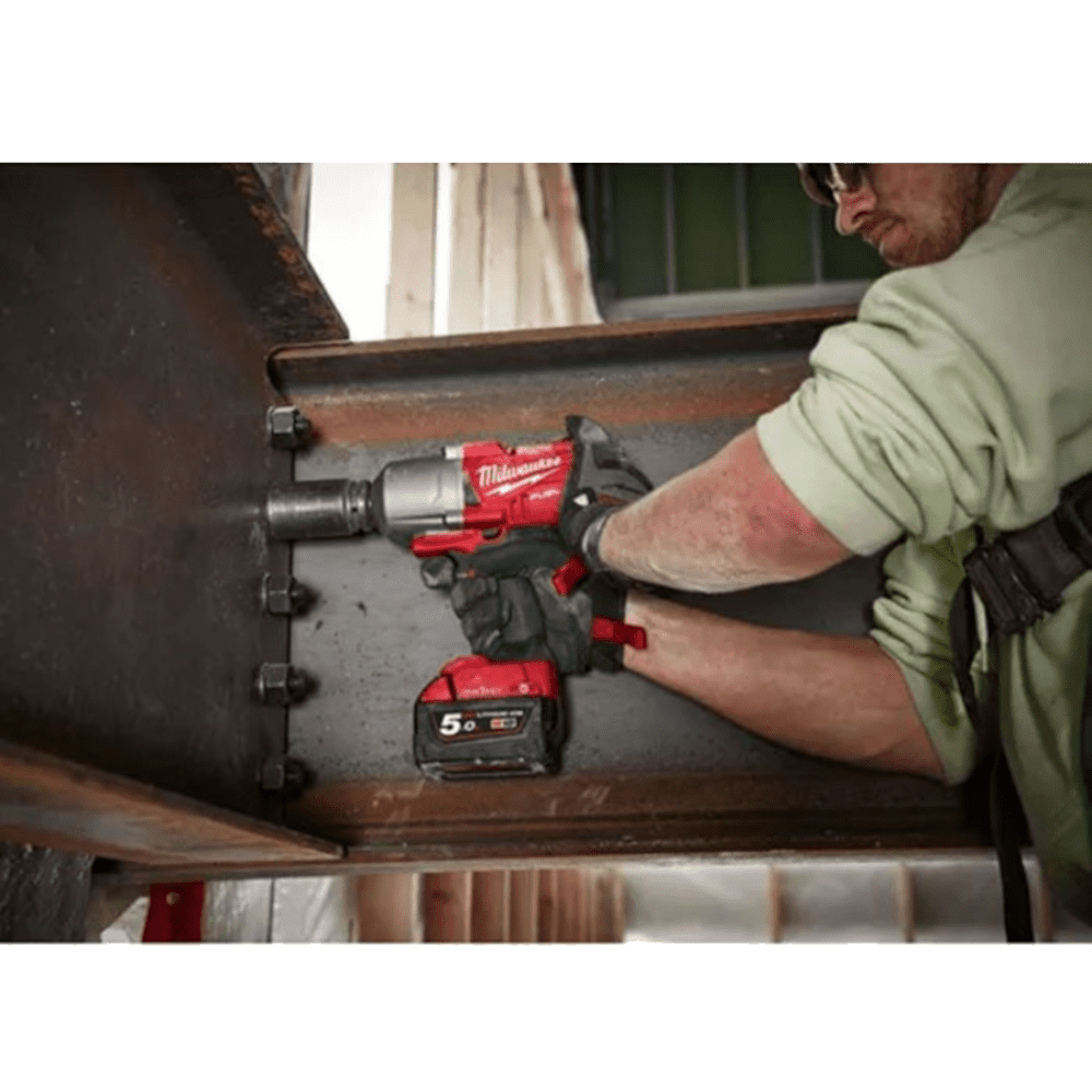 Masina de insurubat cu impact cu 2 acumulatori Milwaukee M18 ONEFHIWF12-502X Masina de insurubat cu impact cu 2 acumulatori Milwaukee M18 ONEFHIWF12-502X