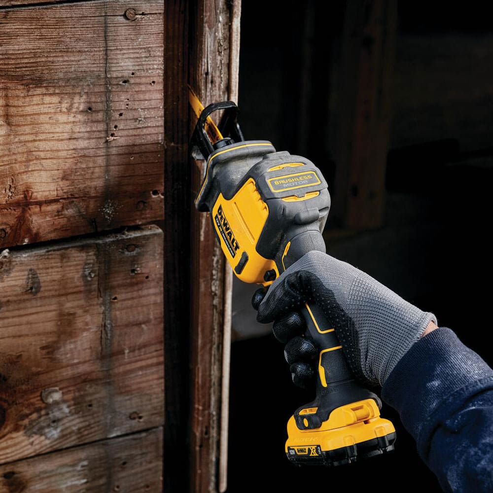 Ferăstrău compact tip sabie DeWalt DCS312N Ferăstrău compact tip sabie DeWalt DCS312N