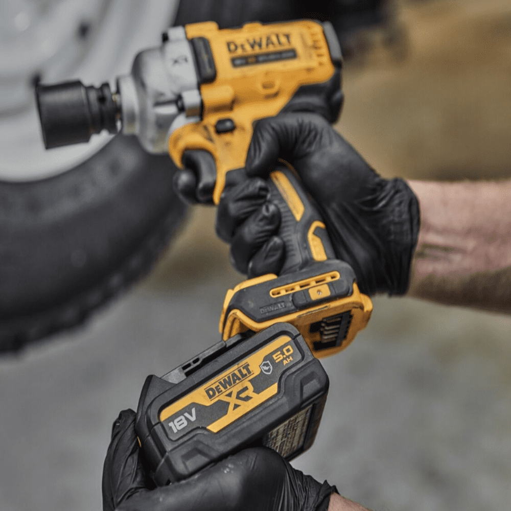 Masina de insurubat cu impact cu 2 acumulatori DeWalt DCF891P2T Masina de insurubat cu impact cu 2 acumulatori DeWalt DCF891P2T