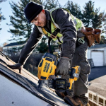 Pistol de batut cuie cu 2 acumulatori DeWalt DCN45RND2