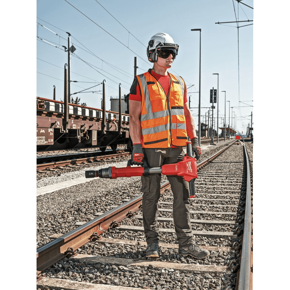 Masina de insurubat cu impact pentru cai ferate cu 2 acumulatori Milwaukee M18 FHIWF1R-122C Masina de insurubat cu impact pentru cai ferate cu 2 acumulatori Milwaukee M18 FHIWF1R-122C