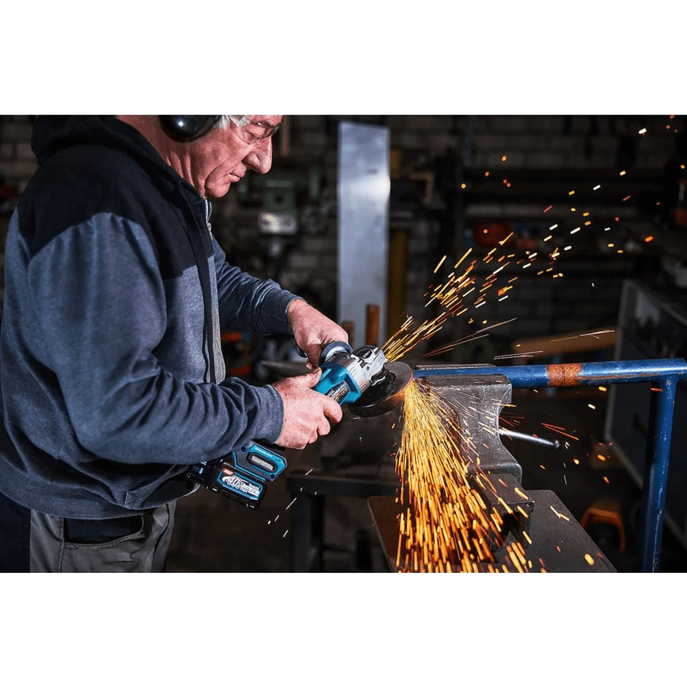 Polizor unghiular cu 2 acumulatori Makita GA008GM201 Polizor unghiular cu 2 acumulatori Makita GA008GM201