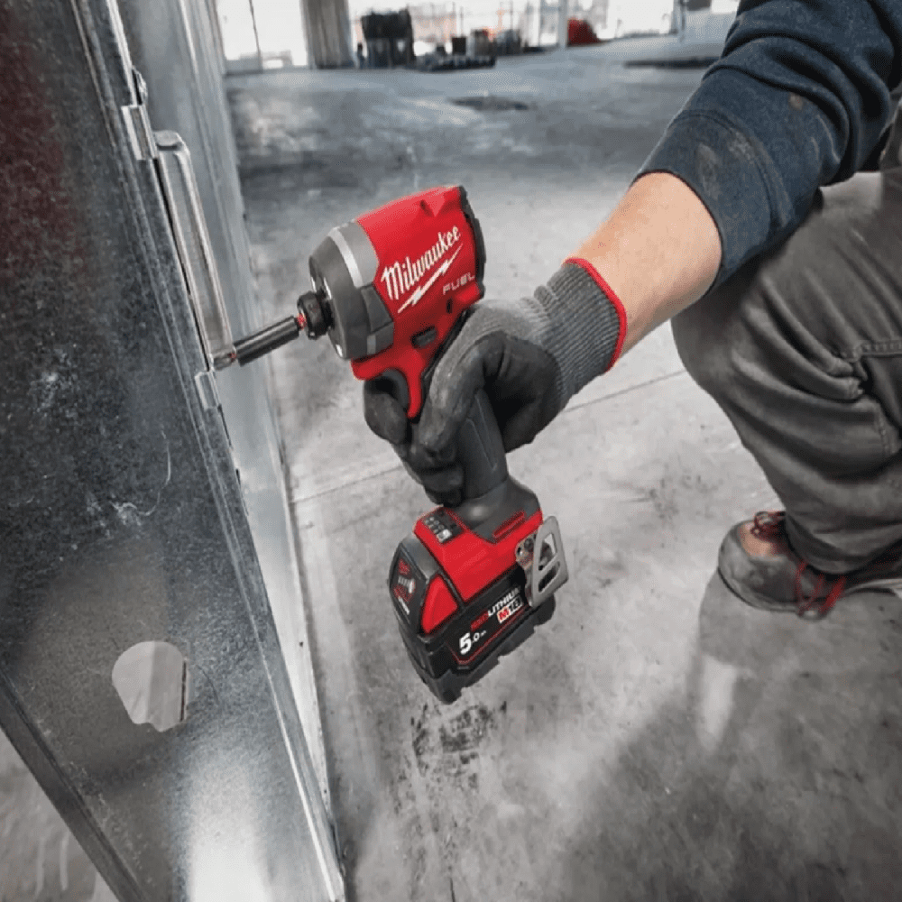 Masina de insurubat cu impact cu 2 acumulatori 5Ah Milwaukee M18 FID3100P-502P Masina de insurubat cu impact cu 2 acumulatori 5Ah Milwaukee M18 FID3100P-502P