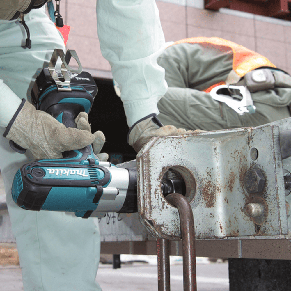 Masina de insurubat cu impact cu 2 acumulatori Makita DTW450RFJ Masina de insurubat cu impact cu 2 acumulatori Makita DTW450RFJ