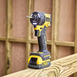 Masina de insurubat cu impact cu 2 acumulatori 1.7Ah DeWalt DCF870E2T