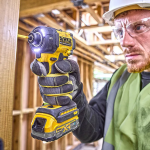 Masina de insurubat cu impact cu 2 acumulatori 1.7Ah DeWalt DCF870E2T