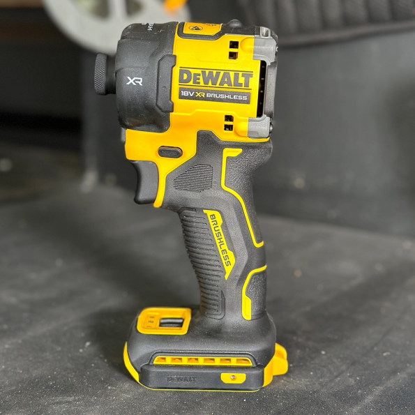 Masina de insurubat cu impact fara acumulatori DeWalt DCF870N