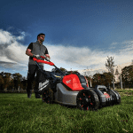 Masina de tuns gazon cu 2 acumulatori Milwaukee M18 F2LM46-802