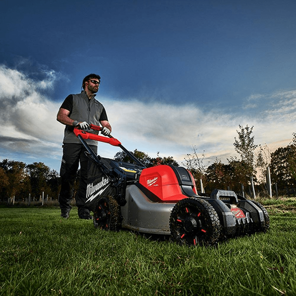 Masina de tuns gazon cu 2 acumulatori Milwaukee M18 F2LM46-802 Masina de tuns gazon cu 2 acumulatori Milwaukee M18 F2LM46-802