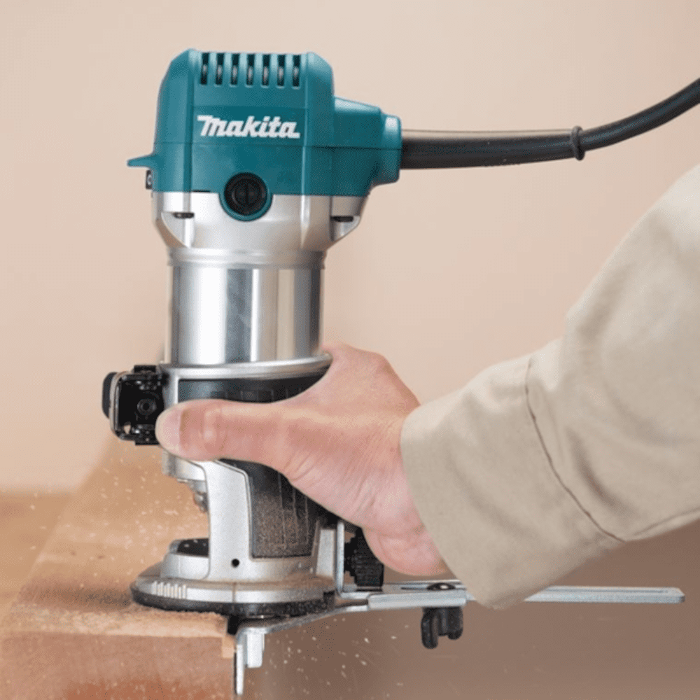 Masina de frezat verticala si unimanuala 6 mm/8 mm Makita RT0702CX2 Masina de frezat verticala si unimanuala 6 mm/8 mm Makita RT0702CX2