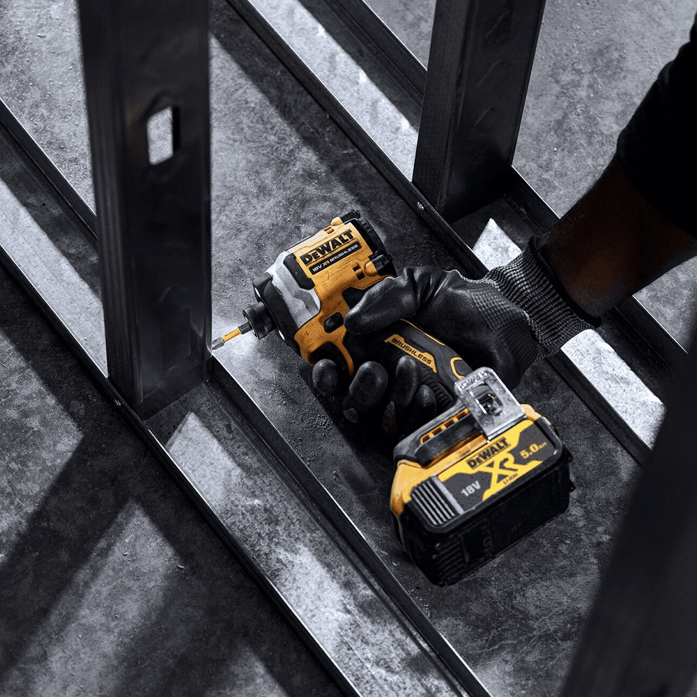 Masina de insurubat cu impact fara acumulatori DeWalt DCF850N Masina de insurubat cu impact fara acumulatori DeWalt DCF850N