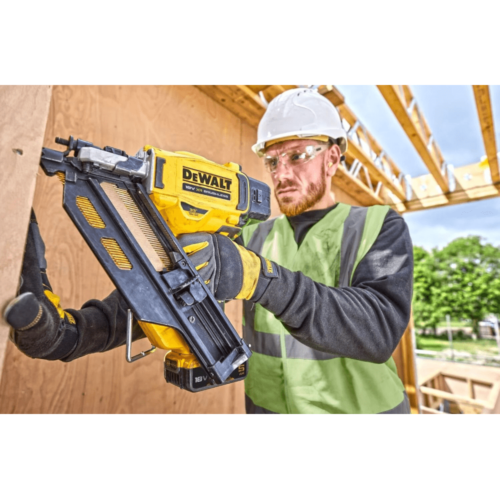 Pistol de batut cuie fara acumulatori DeWalt DCN930N Pistol de batut cuie fara acumulatori DeWalt DCN930N